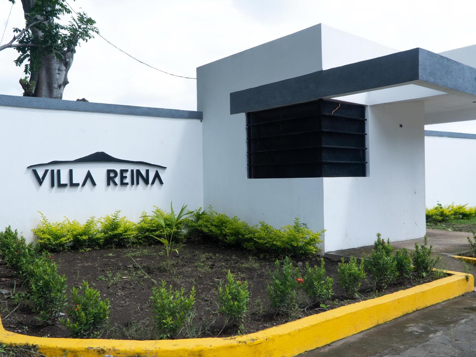 Entrada de Villa Reina — portón terminado con jardines · Rivas