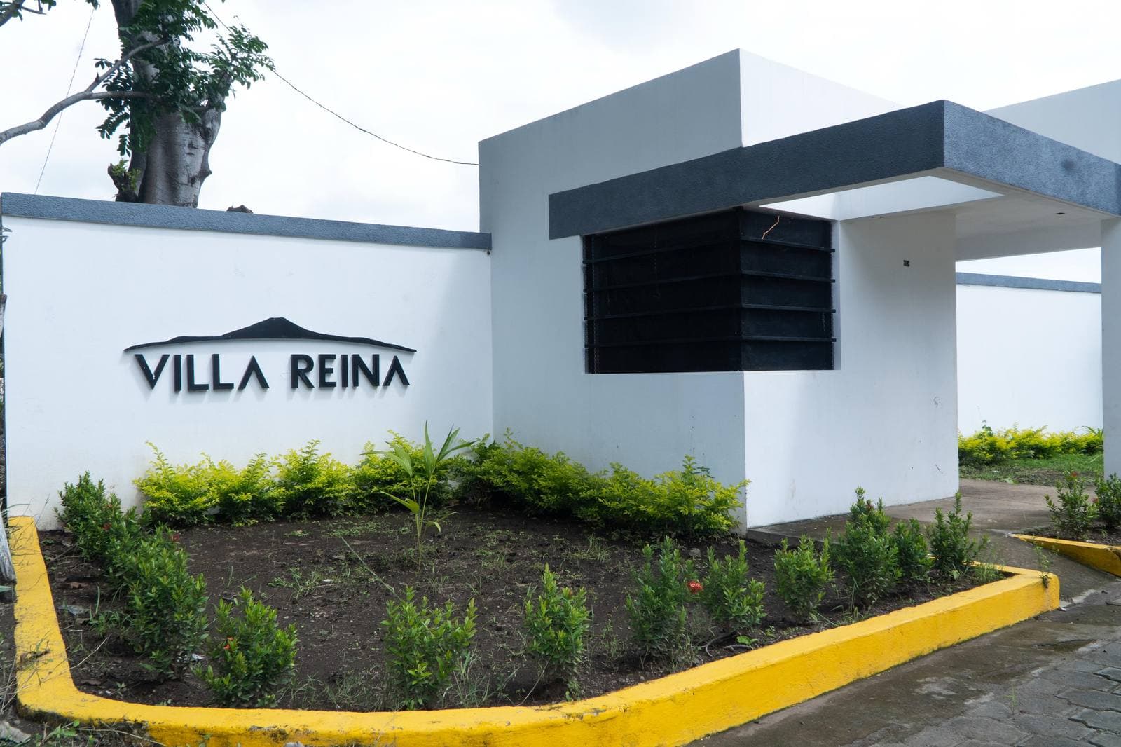 Entrada de Villa Reina — portón terminado con jardines · Rivas